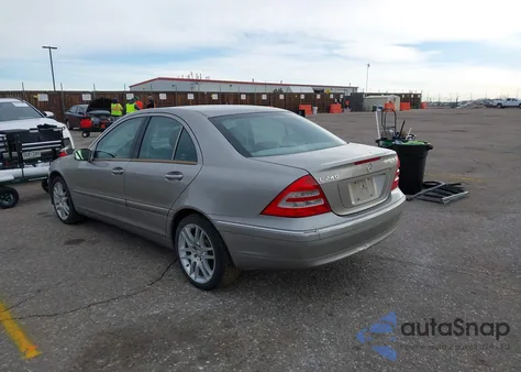 2003 Mercedes-Benz C 240 z USA, uszkodzony, nr VIN WDBRF81J53F377709